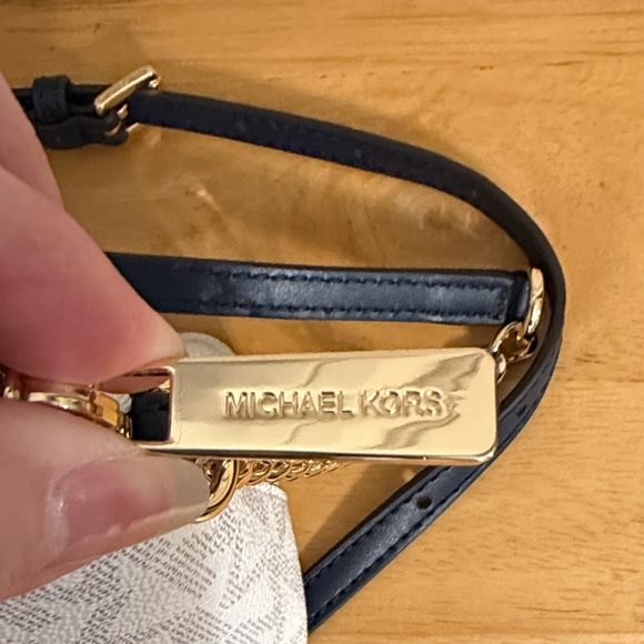 Michael Kors Center Strip White and Navy Crossbody Bag NWT Cindy LG Dome - Picture 4 of 6